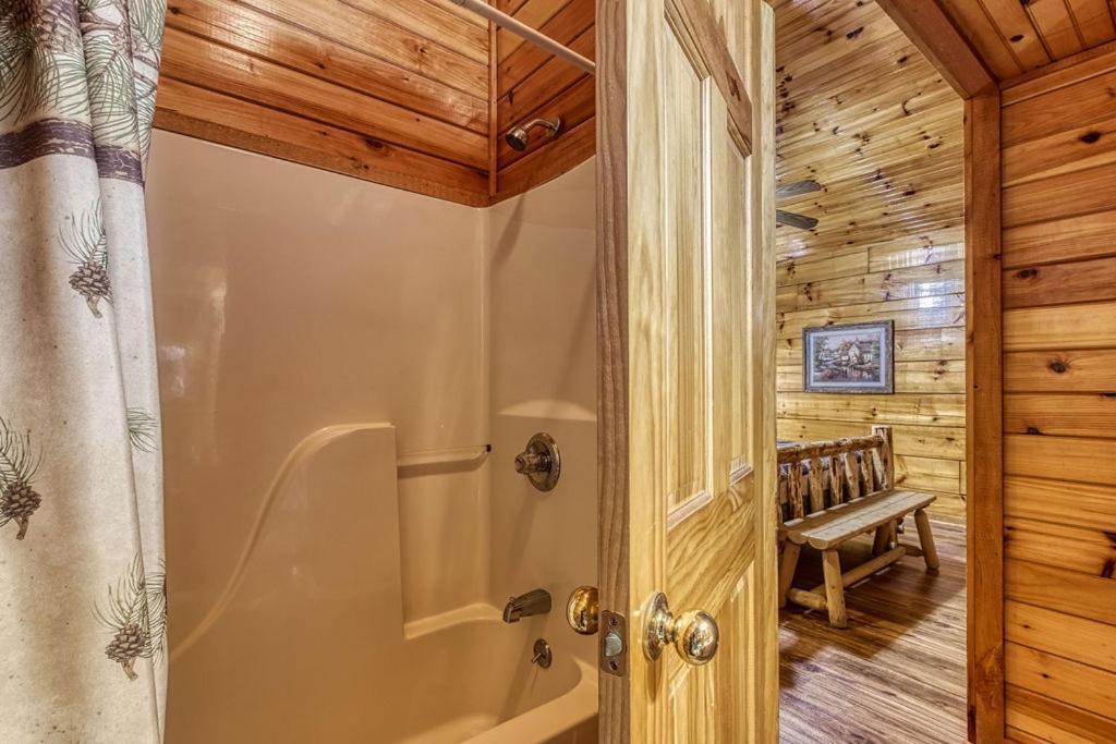 The Nut House, Hot Tub, Game Room, Wifi, 1089 Free Tickets Each Paid Day, Dollywood And More! Pigeon Forge Exterior foto